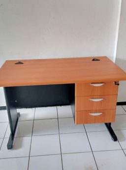 Meja Kantor Surabaya Euro, Cocok untuk Anda!